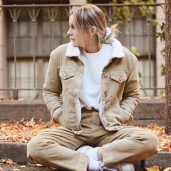 Brandy Melville tan corduroy jacket with shearling liner and collar size small - Picture 2 of 4